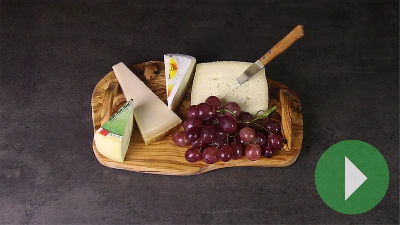 Vidéo plateau de fromages en bois d'olivier